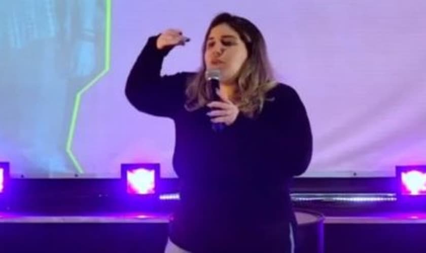 Karla Cordeiro, mais conhecida como Kakau, durante pregação. (Foto: Reprodução/Redes Sociais)