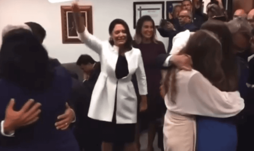A primeira-dama exultou em Deus com oração em línguas. (Foto: Reprodução/Redes Sociais)