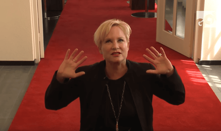 Heidi Baker conta como se rende completamente a Deus. (Foto: Reprodução / YouTube GOD TV)