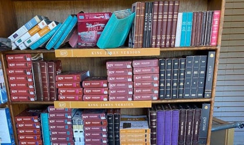 Prateleira com Bíblias permaneceu de pé em livraria. (Foto: Leisha Doran via Charisma News)