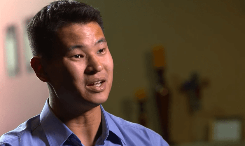 Deus se revelou a Adam em um sonho. (Foto: YouTube/700 Club Interactive)