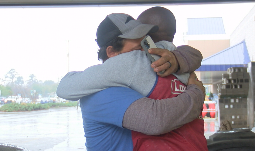Drew Ritter (de azul) abraça Eric Lengeni (de vermelho). (Foto: Reprodução/WWAY-TV)