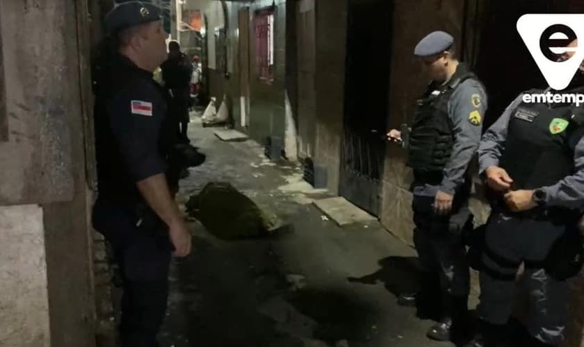 Corpo de Idalina aguardando ser retirado pelas autoridades. (Foto: Captura de tela/Facebook/Portal Em Tempo)