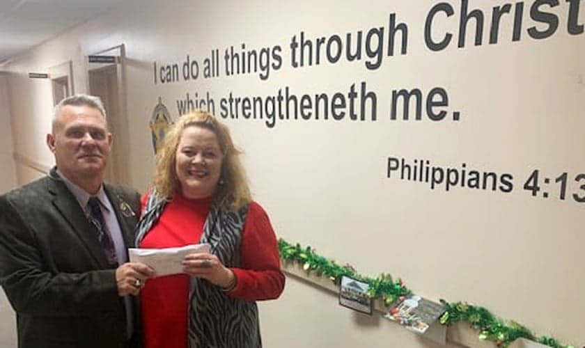 Xerife Jody Greene e o versículo de Filipenses 4:13. (Foto: Facebook/Columbus County Sheriff's Office)