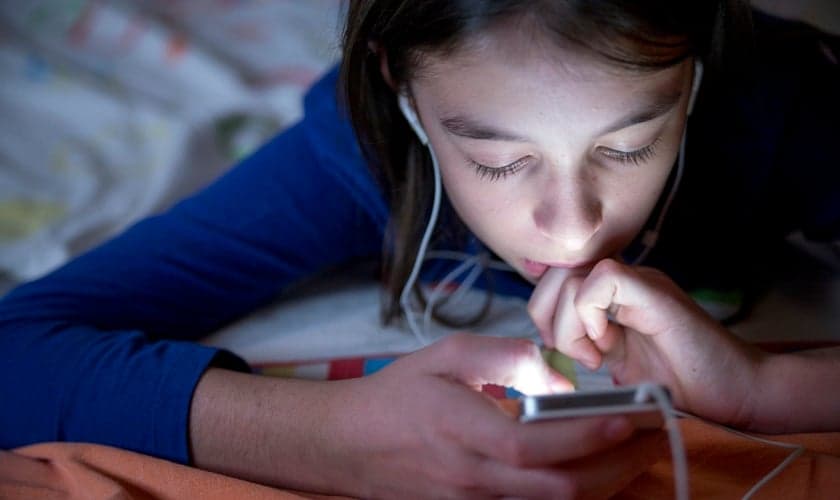 Adolescente no celular. (Foto: Verkeorg/Flickr)