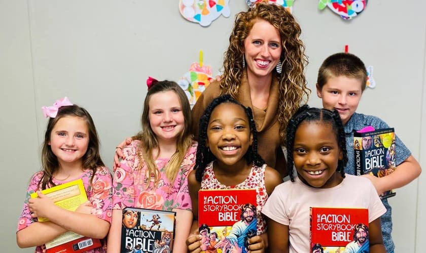 A professora Hannah Sailsbury leva Bíblias a escolas públicas. (Foto: Bibles in Schools)