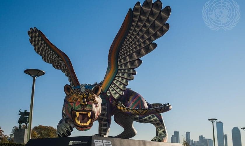 A polêmica escultura foi exibida na Sede da ONU em 9 de novembro de 2021. (Foto: ONU/Manuel Elías)