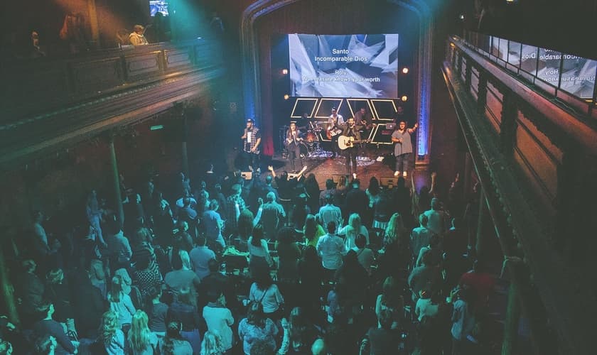 O crescimento da fé evangélica coincide com a queda de católicos praticantes no país. (Foto: Hillsong Church Espanha).