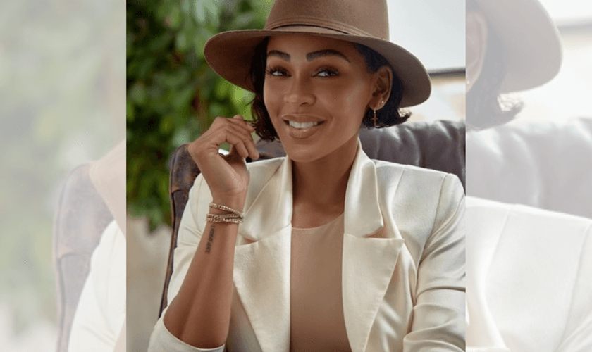 Meagan Good usando sua pulseira "O laço que liga" da World Vision. (Foto: Cortesia da World Vision)