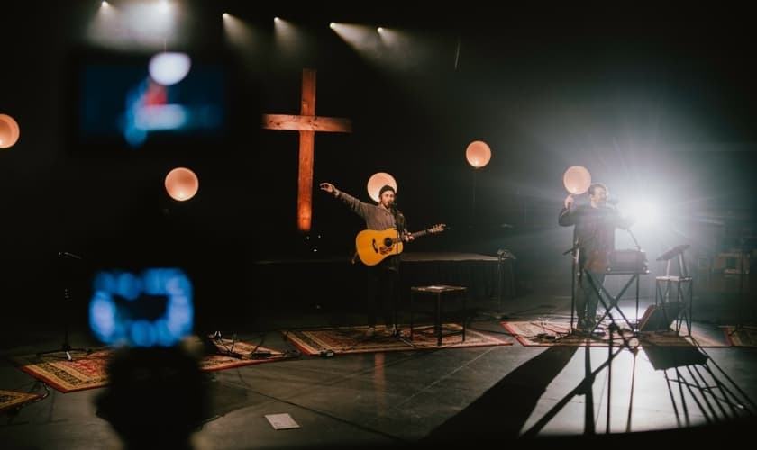 Gravação de um culto online nos EUA. (Foto: Vince Fleming / Unsplash)