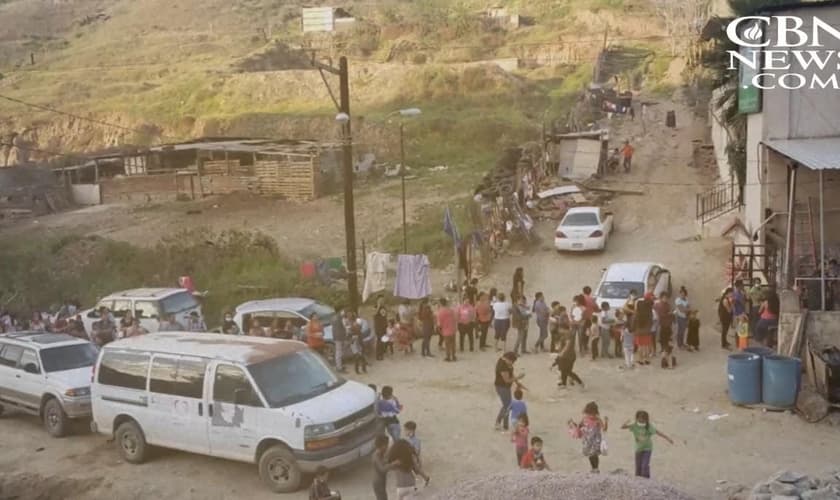 Milhares de imigrantes encontram refúgio na Igreja dos Embaixadores de Jesus, no México. (Foto: Captura de tela/CBN News)