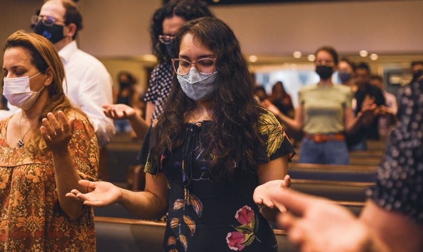 A fé é a característica mais marcante do povo brasileiro, segundo estudo do Observatório Febraban. (Foto: Facebook/Igreja ADBLU).