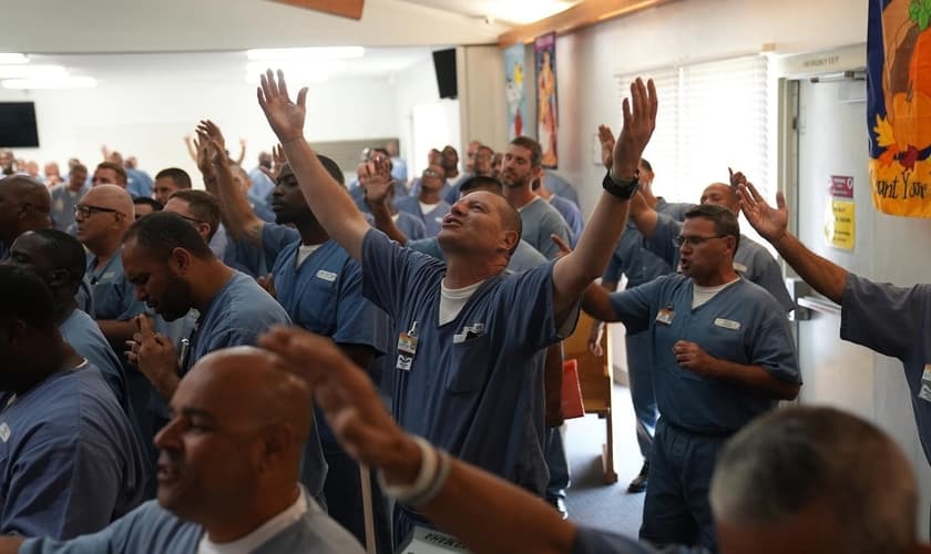O vídeo foi gravado num culto na Prisão de Segurança Máxima da Flórida. (Foto: Facebook/God Behind Bars).