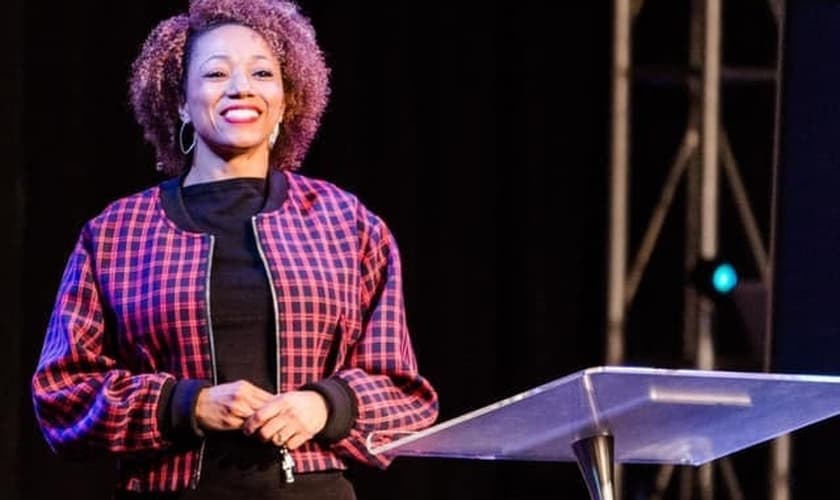 Irene Rollins recorreu ao álcool para anestesiar a dor do abuso na infância. (Foto: YouTube/700 Club Interactive).