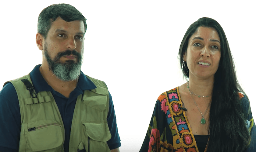 Caroline Moret e seu marido Marcos testemunham o que Deus fez em suas vidas. (Imagem: YouTube Igreja Batista Atitude)