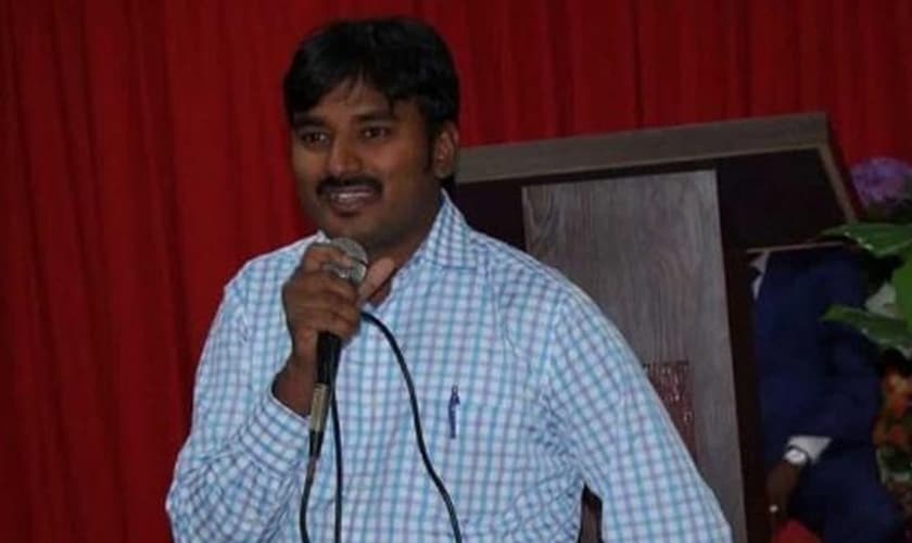 A esposa de Prasad, da Índia, foi curada de um tumor no útero. (Foto: Bible Society).