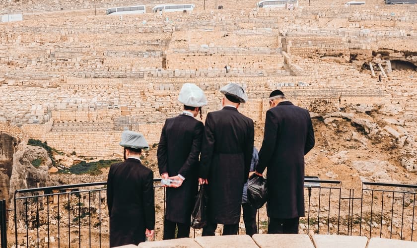 Imagem ilustrativa de judeus em Jerusalém. (Foto: Cristina Gottardi/Unsplash)