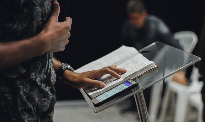 Em relação a duração dos sermões, uma minoria quer mensagens mais curtas no culto. (Foto: Unsplash/Nycholas Benaia).