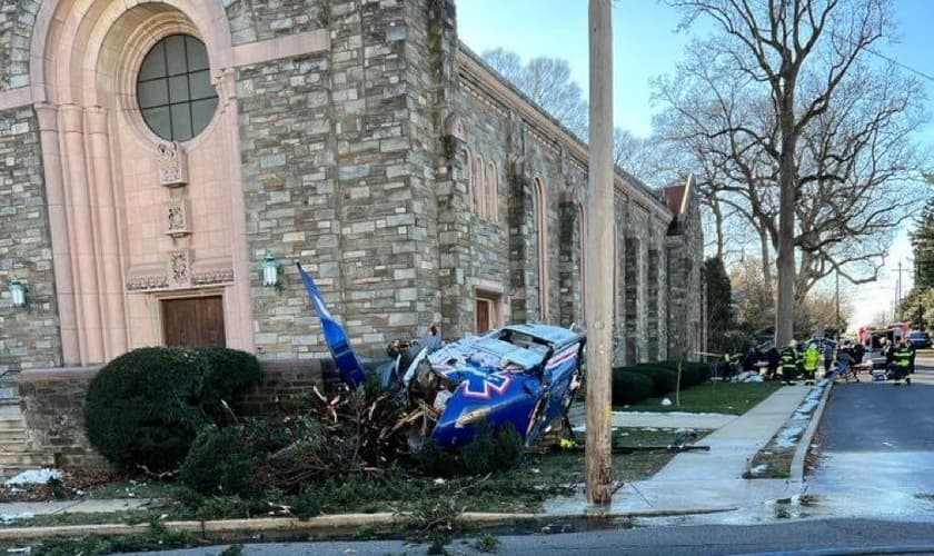 Imagens mostram o helicóptero caído ao lado da Igreja Metodista Unida Drexel Hill. (Foto: Reprodução / Twitter)