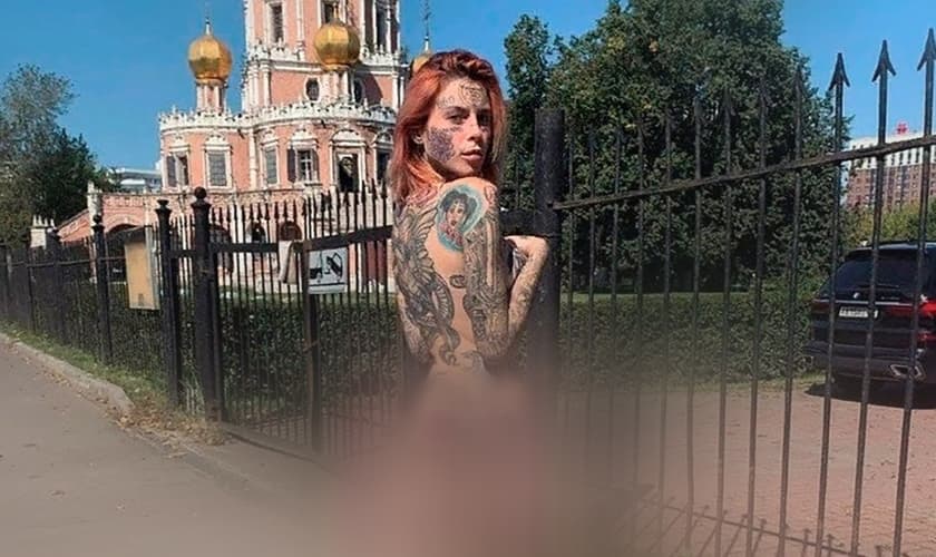 Polina Morugina posa nua ao lado de Igreja, em Moscou. (Foto: Reprodução / Mídias sociais)