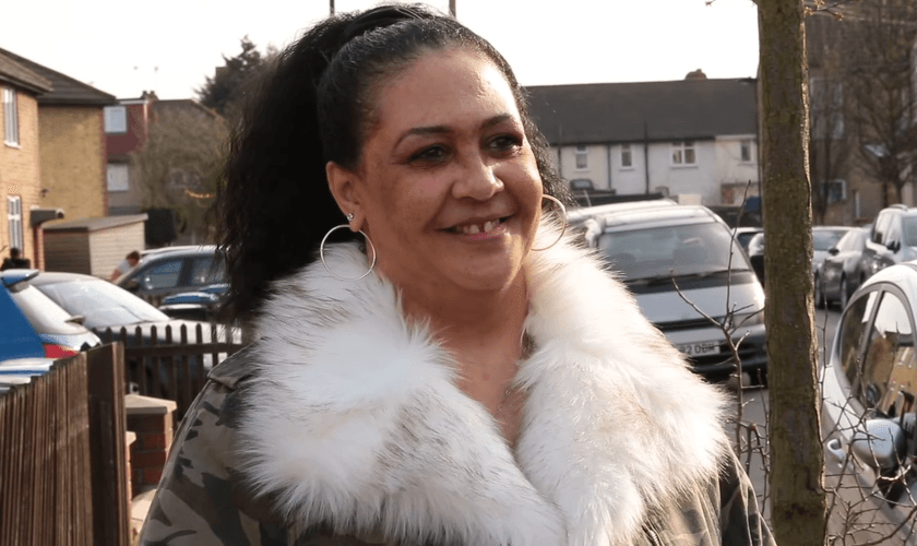 Sandra Haynes foi resgata por Deus de uma vida sombria. (Foto: YouTube/God TV).