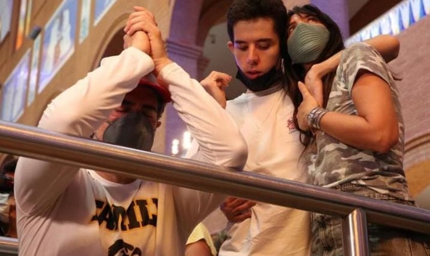 Marcos Mion ajoelhado, ao lado do filho Romeo e da esposa Suzana. (Foto: Reprodução/Instagram Marcos Mion)