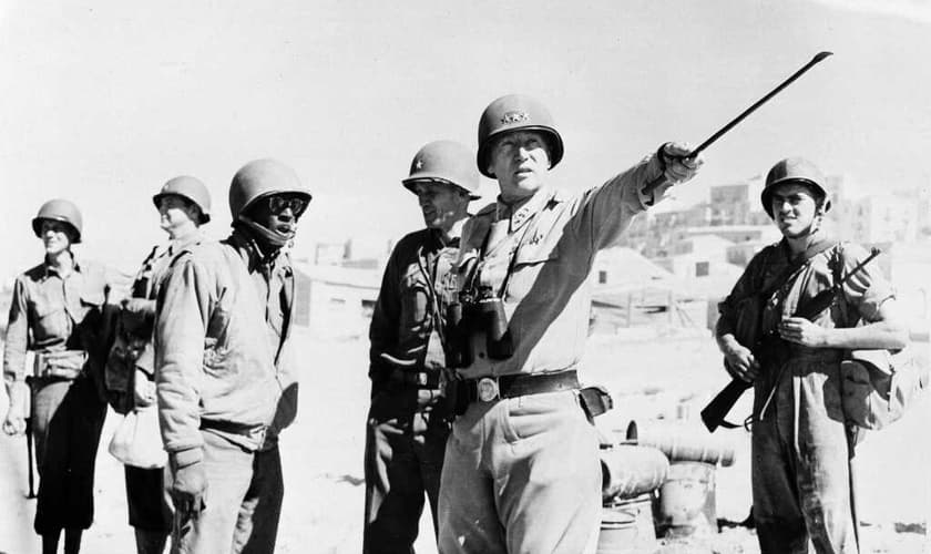 Imagem de arquivo mostra o general George Patton, comandante das forças dos EUA, liderando ataque na Sicília em 23 de julho de 1943. (Foto: AP Photo/U.S. Army Signal Corps)