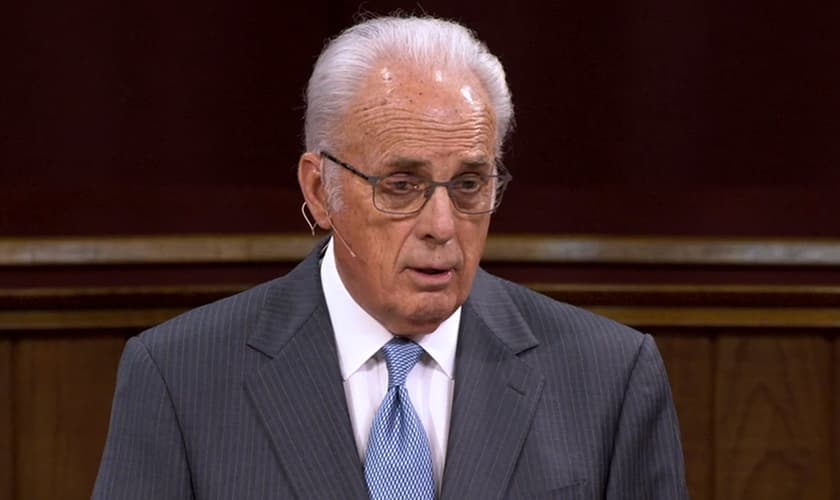 O pastor John MacArthur prega na Grace Community Church em Los Angeles, Califórnia. (Imagem: captura de tela do YouTube)