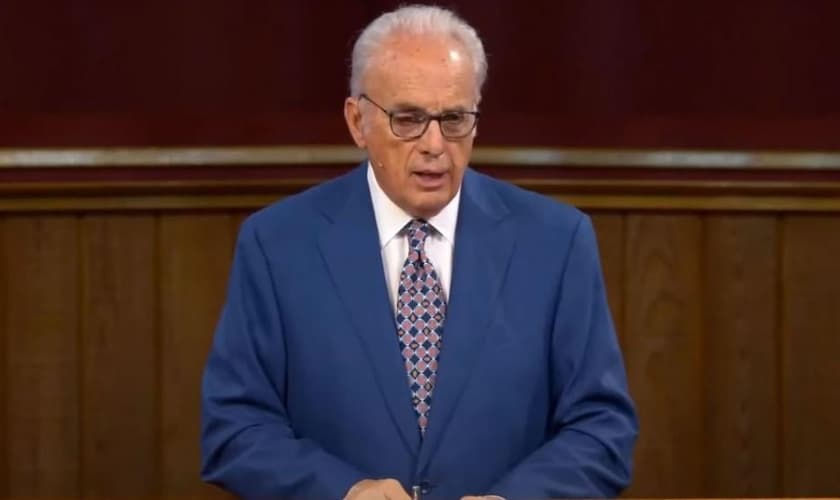 Sermão do Pr. John MacArthur é censurado. (Captura de tela: Grace Community Church/YouTube)