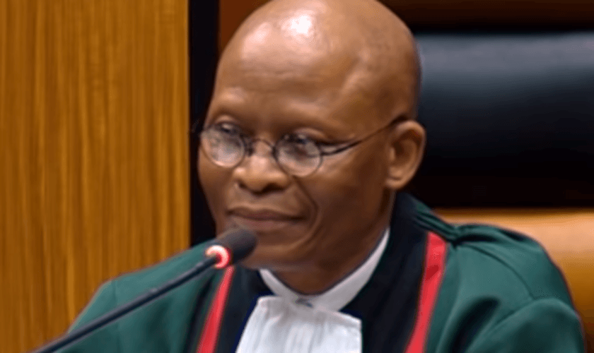 Mogoeng Mogoeng foi acusado de violar o Código de Conduta Judicial. (Foto: Wikimedia Communs/Kenpai314).
