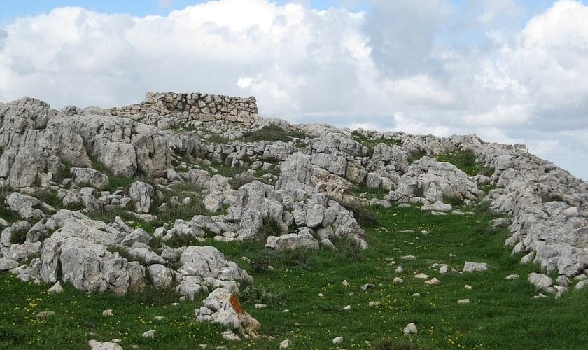 Escavações no Altar de Josué. (Foto: Creative Commons / Share Alike 4.0 International)