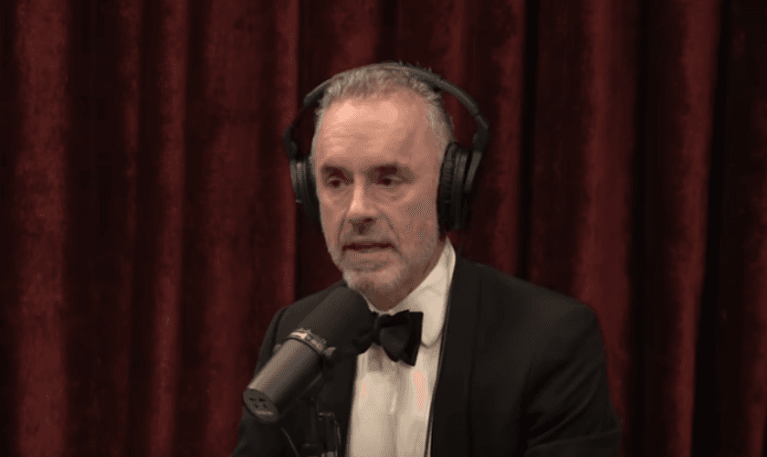 Jordan Peterson durante podcast com Joe Rogan. (Foto: Reprodução / YouTube PowerfulJRE)