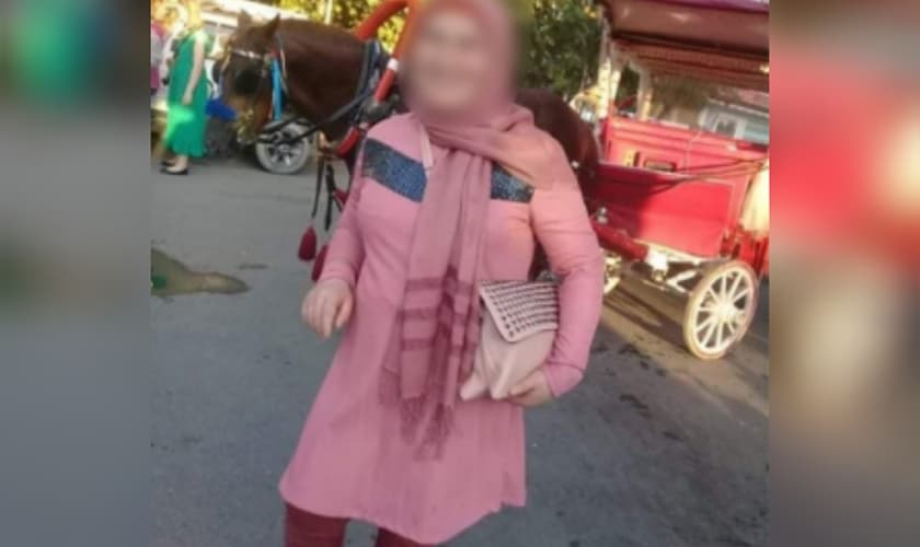 Hamila, de 22 anos, foi escravizada por 5 anos pelos extremistas. (Foto: The Nazarene Fund).