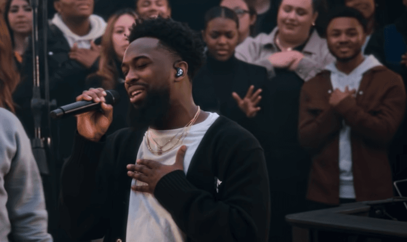 Dante Bowe recebeu três indicações ao Grammy. (Foto: YouTube/Maverick City Music).