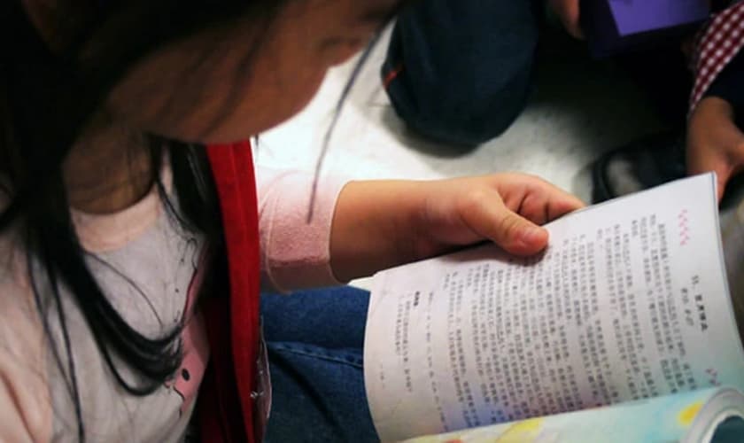 Governo chinês quer ensinar as crianças a amarem o Partido Comunista e o patriotismo. (Foto: Portas Abertas)