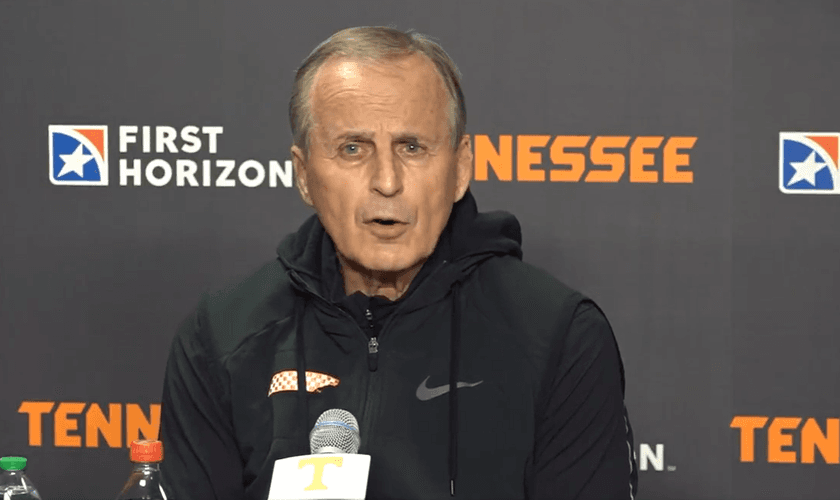 Rick Barnes, treinador do Tennessee Volunteers, envia mensagens bíblicas para Dick Vitale. (Foto: Twitter/Madison Blevins Hock).