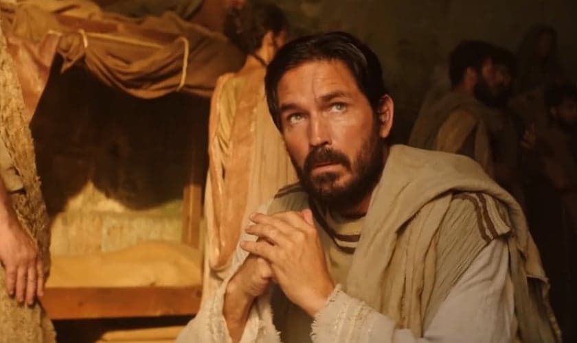 Jim Caviezel, interpretando Lucas no filme “Paulo, Apóstolo de Cristo”. (Foto: Divulgação)