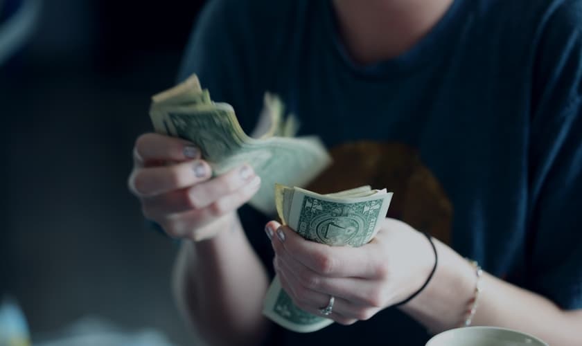 Cristãos com menos de 40 anos preferem doar para organizações internacionais. (Foto: Unsplash/Sharon McCutcheon).