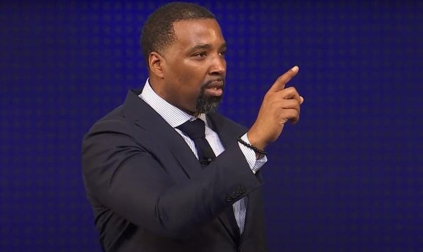 Pastor Michael Phillips. (Foto: Captura de tela/YouTube T.D. Jakes)