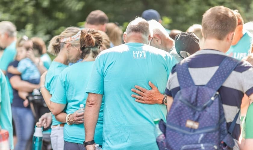 Ativistas pró-vida em oração contra o aborto. (Foto: Reprodução / Instagram Love Life)