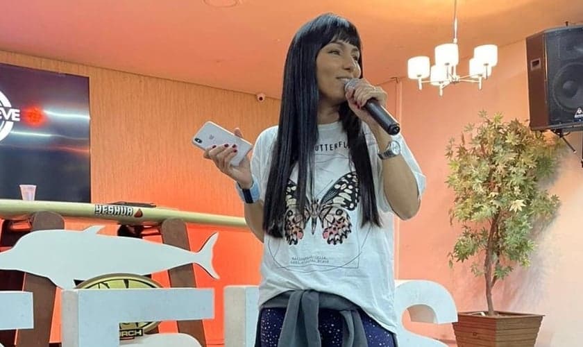 Natália Nara, durante pregação na Igreja Bola de Neve, de Santos (SP). (Foto: Reprodução / Instagram Natália Nara)