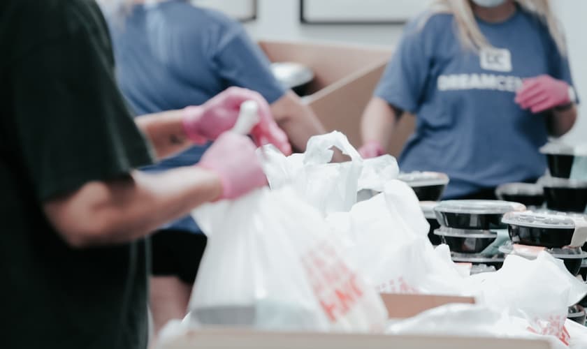 O Conselho Municipal de Brookings emitiu uma lei limitando a doação de alimentos por igrejas. (Foto: Unsplash/Joel Muniz).