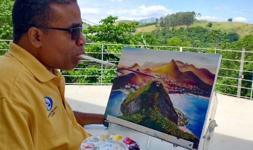 Marcelo Cunha pintando um de seus quadros. (Foto: Divulgação) 