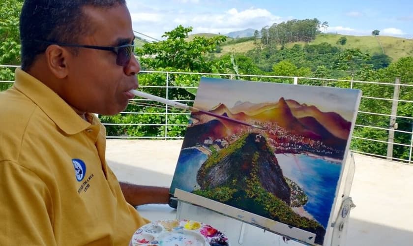 Marcelo Cunha pintando um de seus quadros. (Foto: Divulgação)