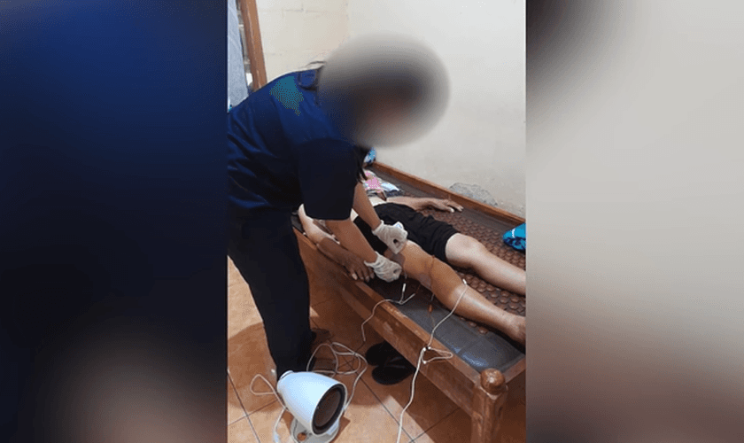 Com o apoio de uma organização cristã, Irene está pregando o Evangelho aos seus pacientes. (Foto: Reprodução/International Christian Concern).