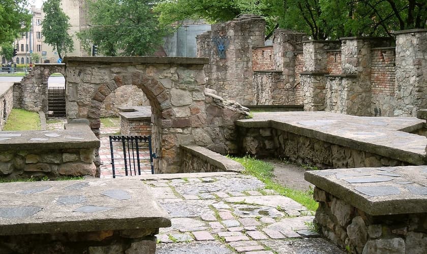 Memorial da Sinagoga Coral em Riga. (Foto: Kalnroze / Creative Commons)