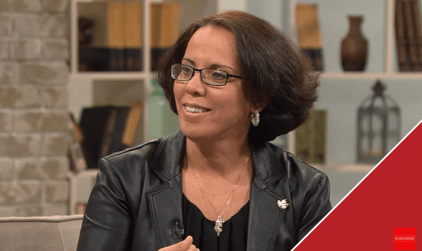 Bassma deixou o Islã para se tornar seguidora de Jesus. (Foto: YouTube/100 Huntley Street).