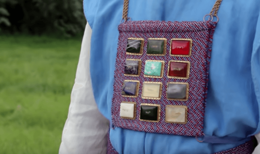 Vestes sacerdotais. (Imagem: YouTube / Messages of Christ)