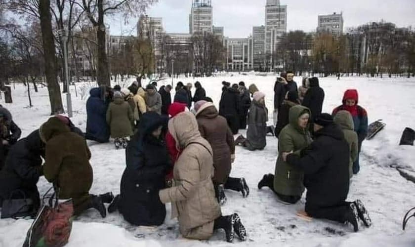 Os cristãos ucranianos têm se juntado aos chamados de jejum e oração de muitas igrejas. (Foto: Facebook Espoir Wallonie)