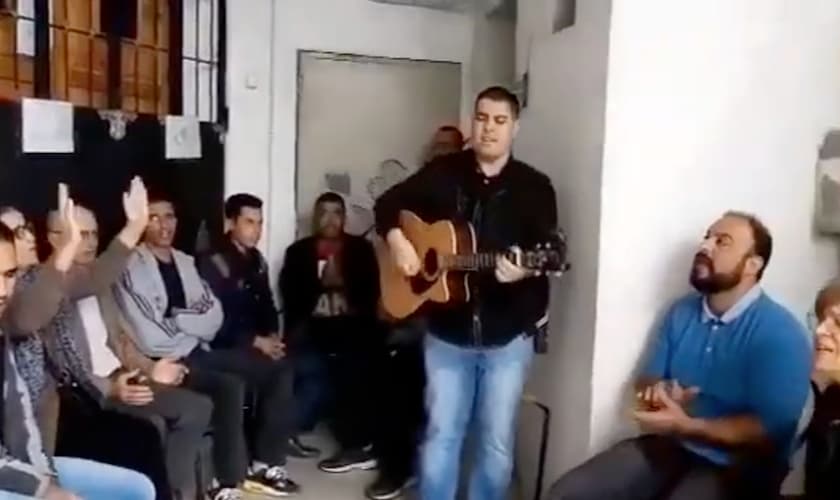 Uma reunião de cristãos argelinos em uma casa em julho de 2021. (Foto: Reprodução / YouTube Crètiens na Argélia).